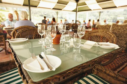 Mesa vacía en un comedor con ambiente de bodega