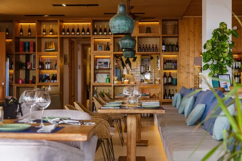 Mesas decoradas dentro de una sala de interiorismo moderno