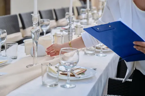 Profesional montando una mesa elegante antes del servicio