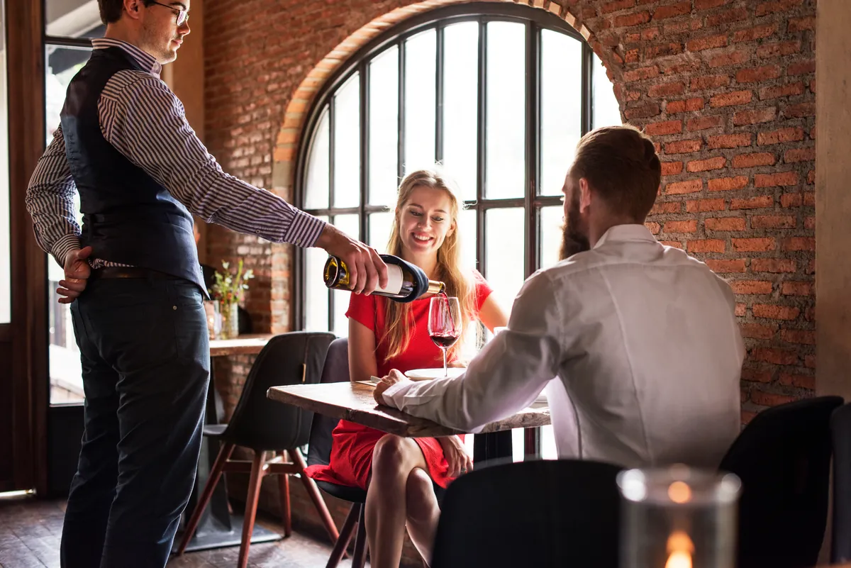 Pareja disfrutando de una cena en un ambiente romántico