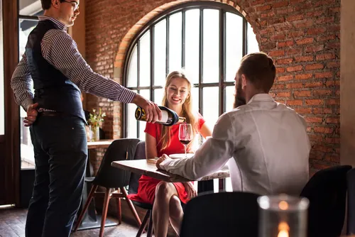 Pareja disfrutando de una cena en un ambiente romántico
