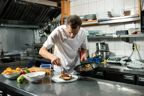 Chef preparando un lomo de salmón en la cocina