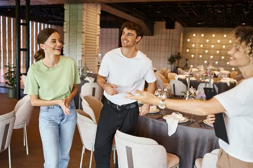 Responsable de eventos con una carpeta señalando hacia un lado
