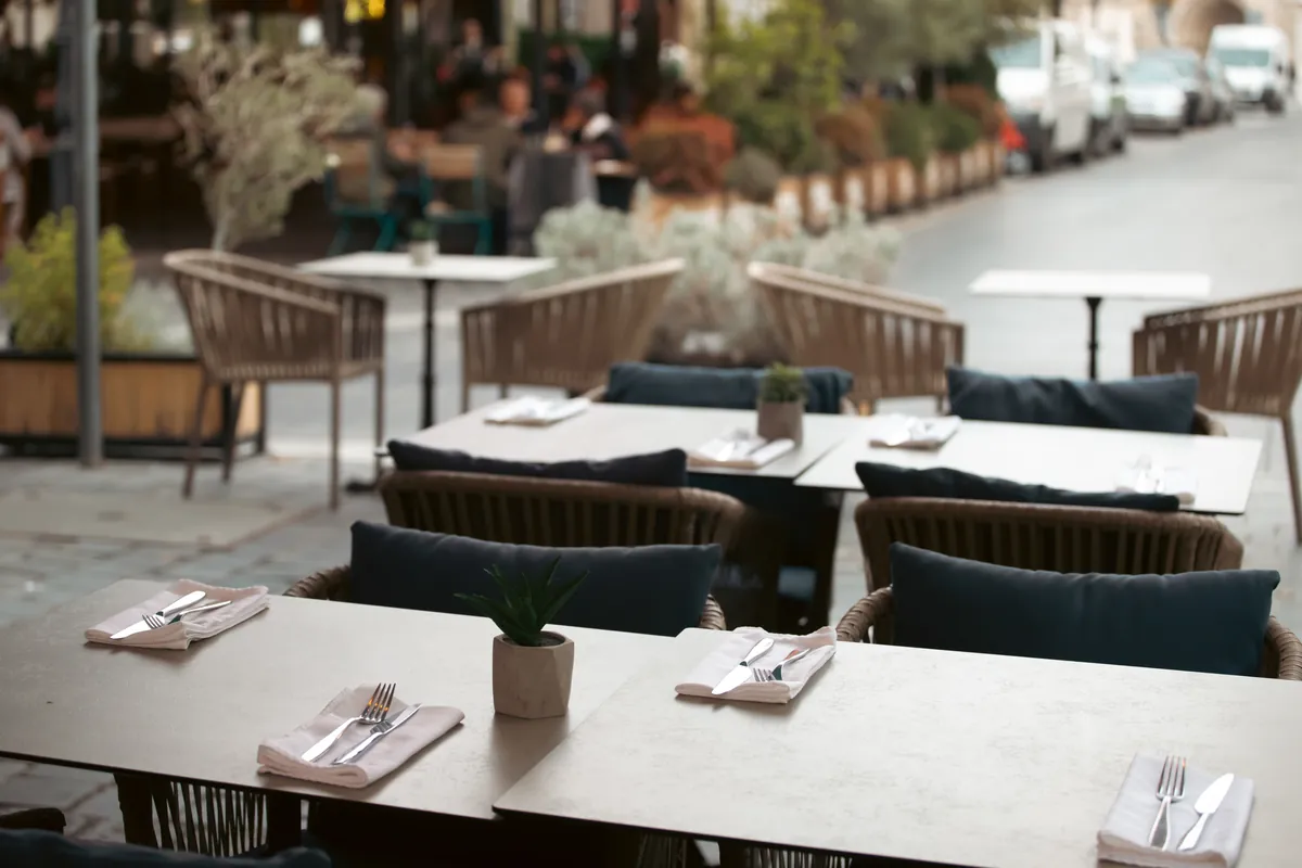 Terraza acogedora de un local en una ciudad europea