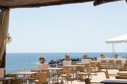 Terraza con vistas sobre una bahía del sur italiano