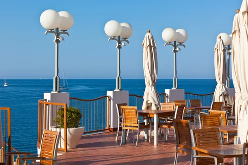 Terraza al aire libre con vistas abiertas al mar