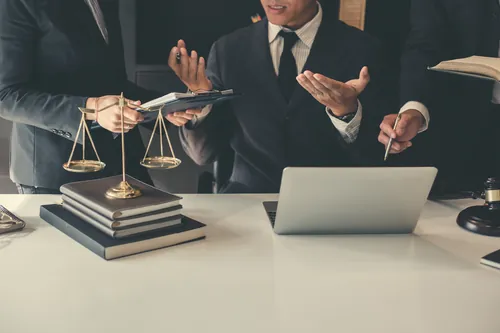 Profesionales tratando un asunto durante una reunión de trabajo