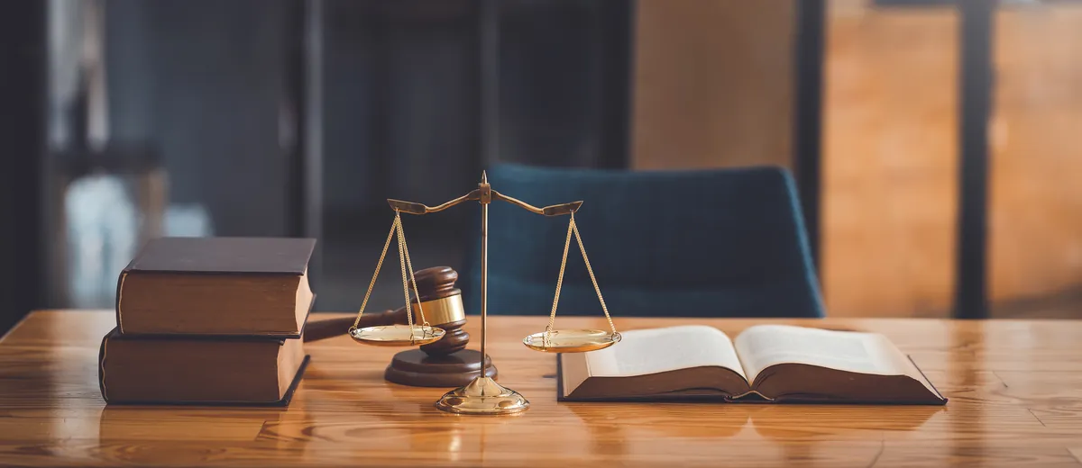 Balanza de la justicia con un libro y el mazo