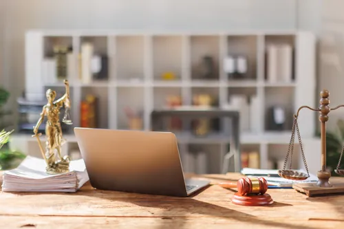 Balanza, mazo y ordenador portátil sobre la mesa de trabajo