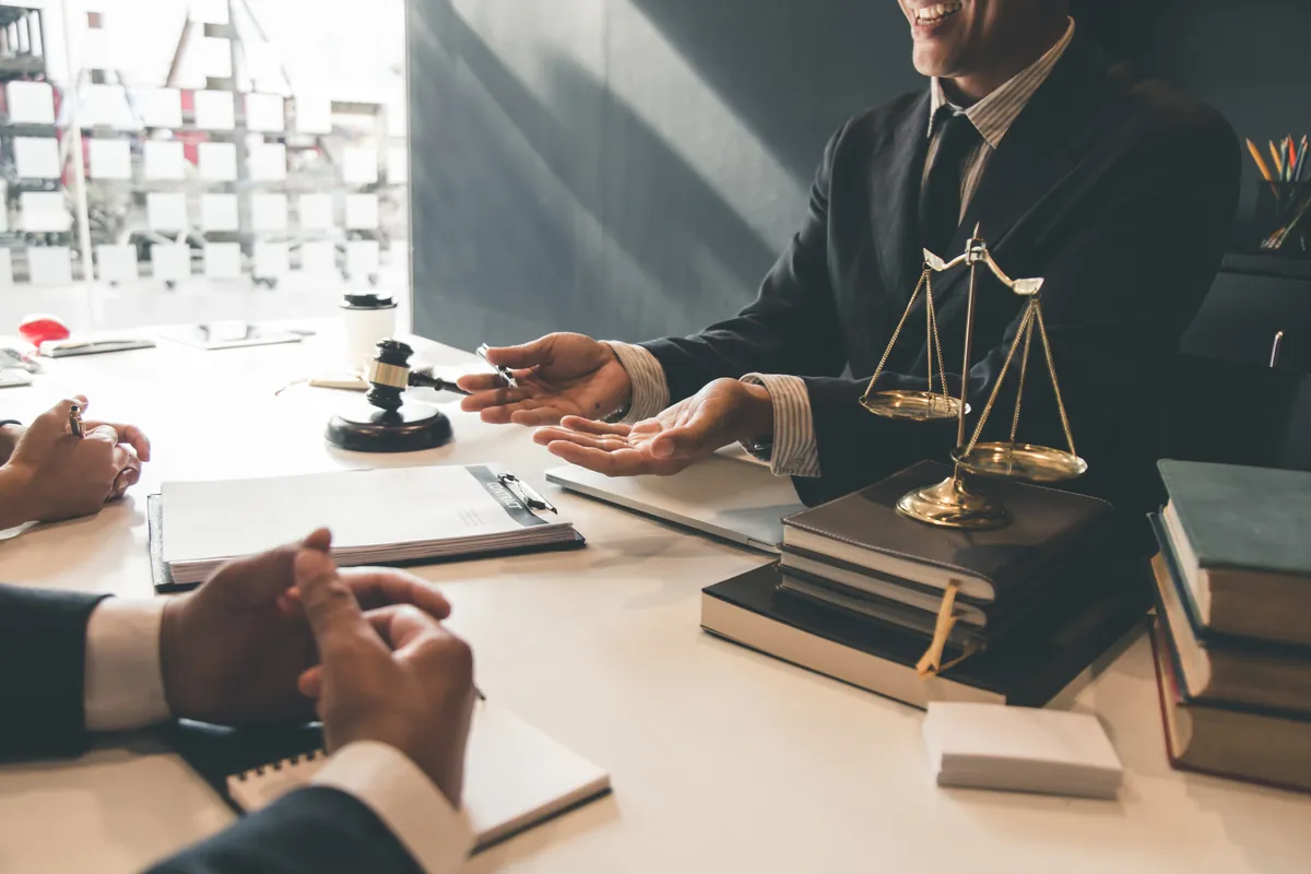 Profesionales comentando un caso en un entorno corporativo