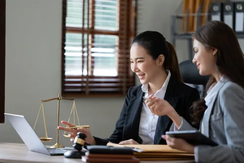 Profesionales comentando un caso con el portátil abierto
