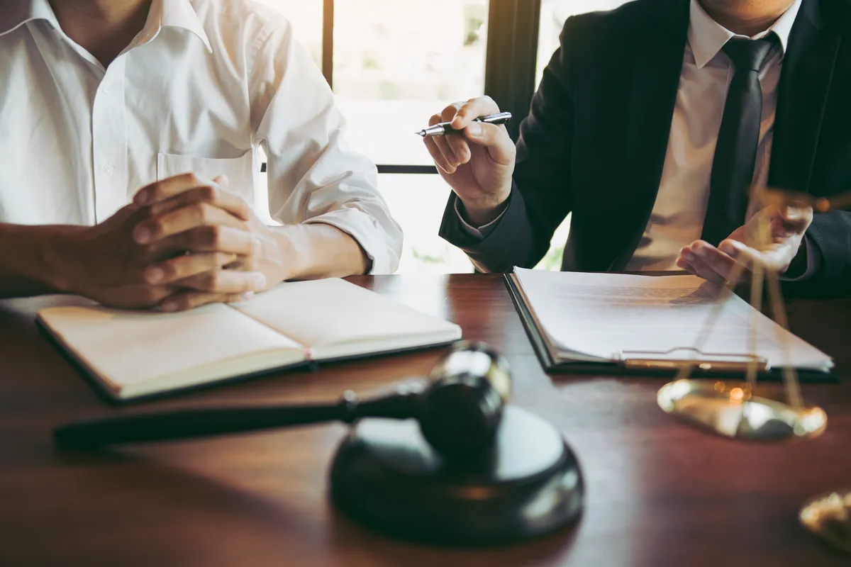 Profesionales debatiendo los detalles de un caso en el bufete