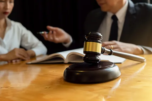 Profesionales debatiendo un caso con el mazo sobre la mesa