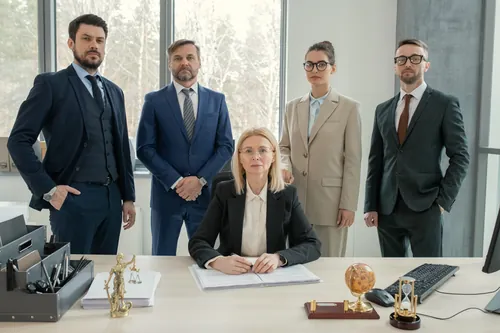 Equipo de trabajo acompañado de su responsable en la oficina