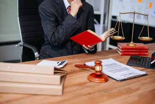 Lectura de un libro de casos en la mesa de trabajo