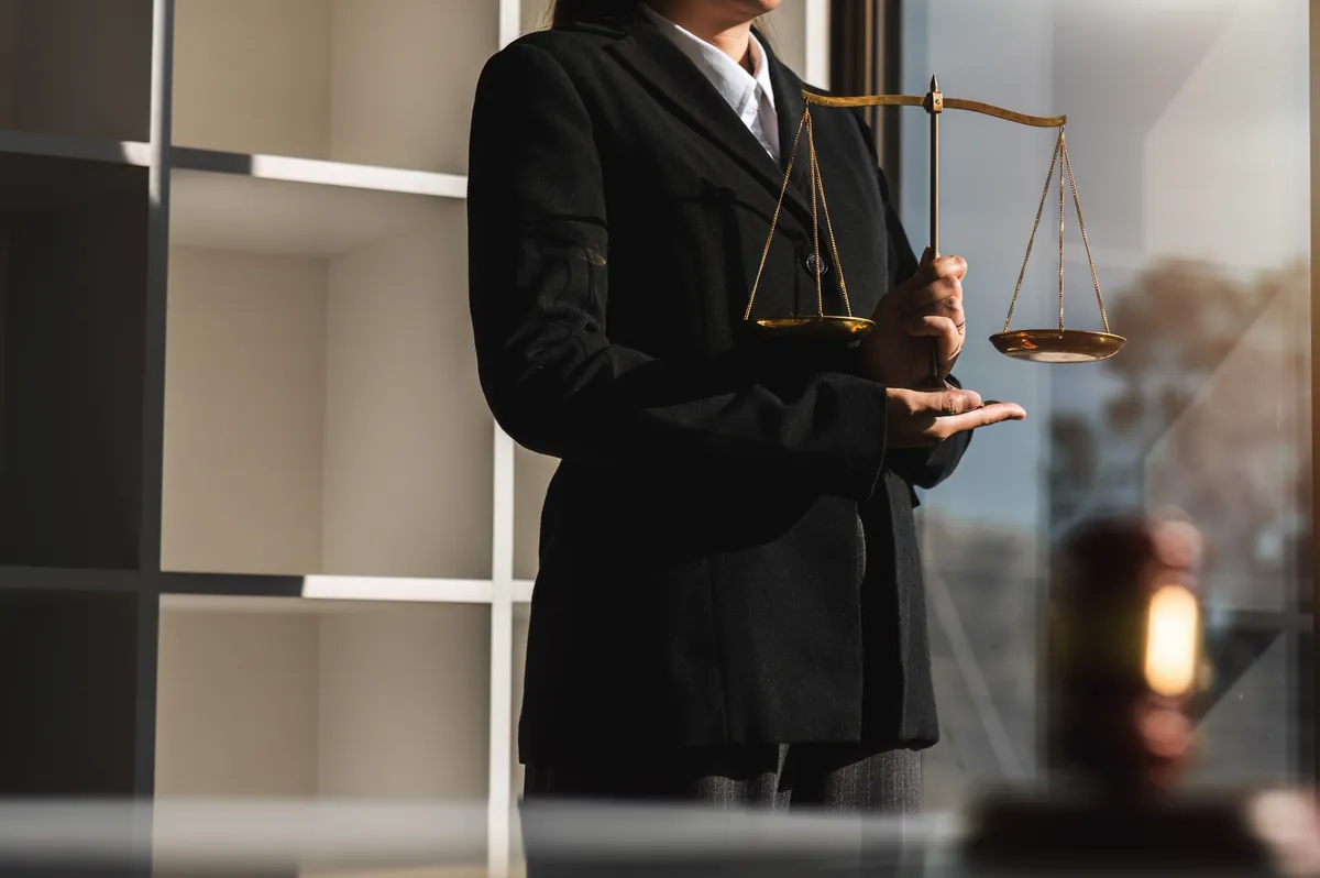 Letrada sosteniendo la balanza de la justicia en interior