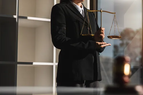 Letrada sosteniendo la balanza de la justicia en interior