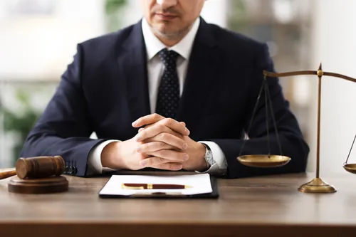Letrado sentado a su mesa con el mazo delante