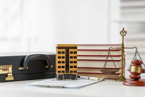 Maqueta de una vivienda sobre la mesa de trabajo