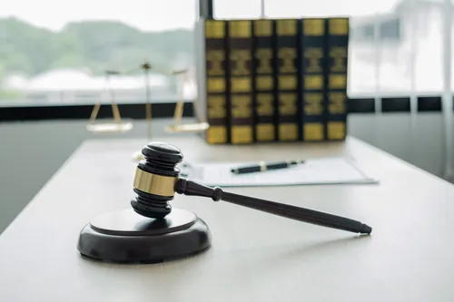Mazo y balanza de la justicia sobre un escritorio de trabajo