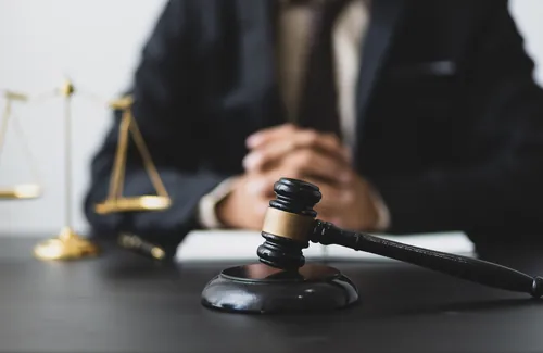 Mazo y balanza de la justicia colocados sobre una mesa