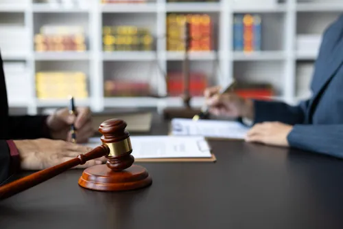 Mazo sobre la mesa durante una consulta en sala