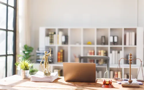 Mesa de trabajo con la estatua de la justicia y la balanza