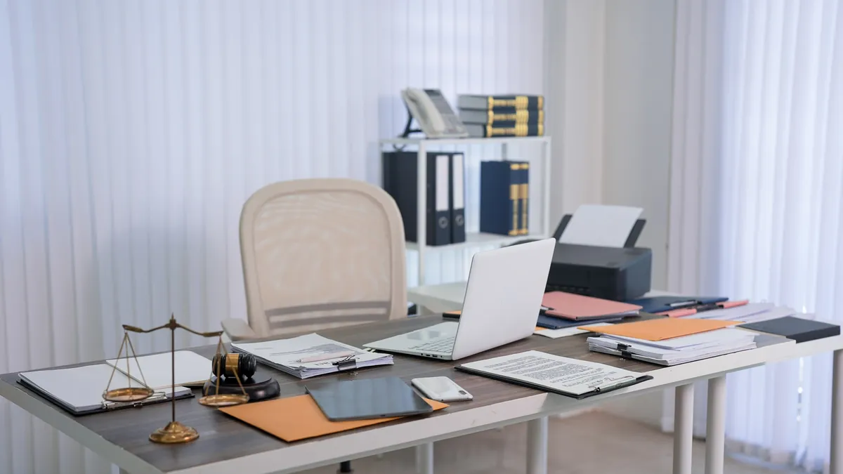 Mesa de trabajo moderna con el mazo y la balanza