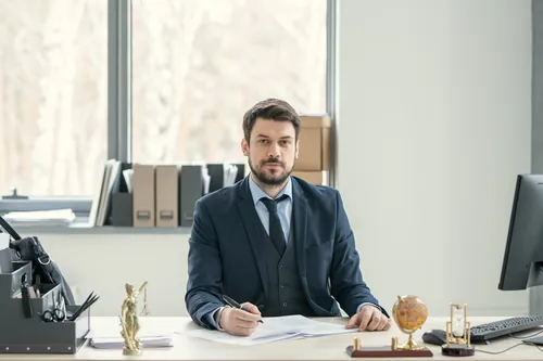 Profesional trabajando concentrado en la mesa de su oficina