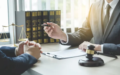Reunión con un contrato el mazo y varios libros