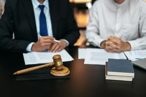Reunión de trabajo con el mazo y varios documentos