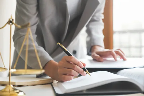 Profesional revisando documentos en el entorno de la oficina