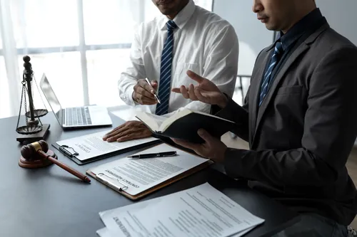 Profesionales revisando contratos con gesto serio en la oficina