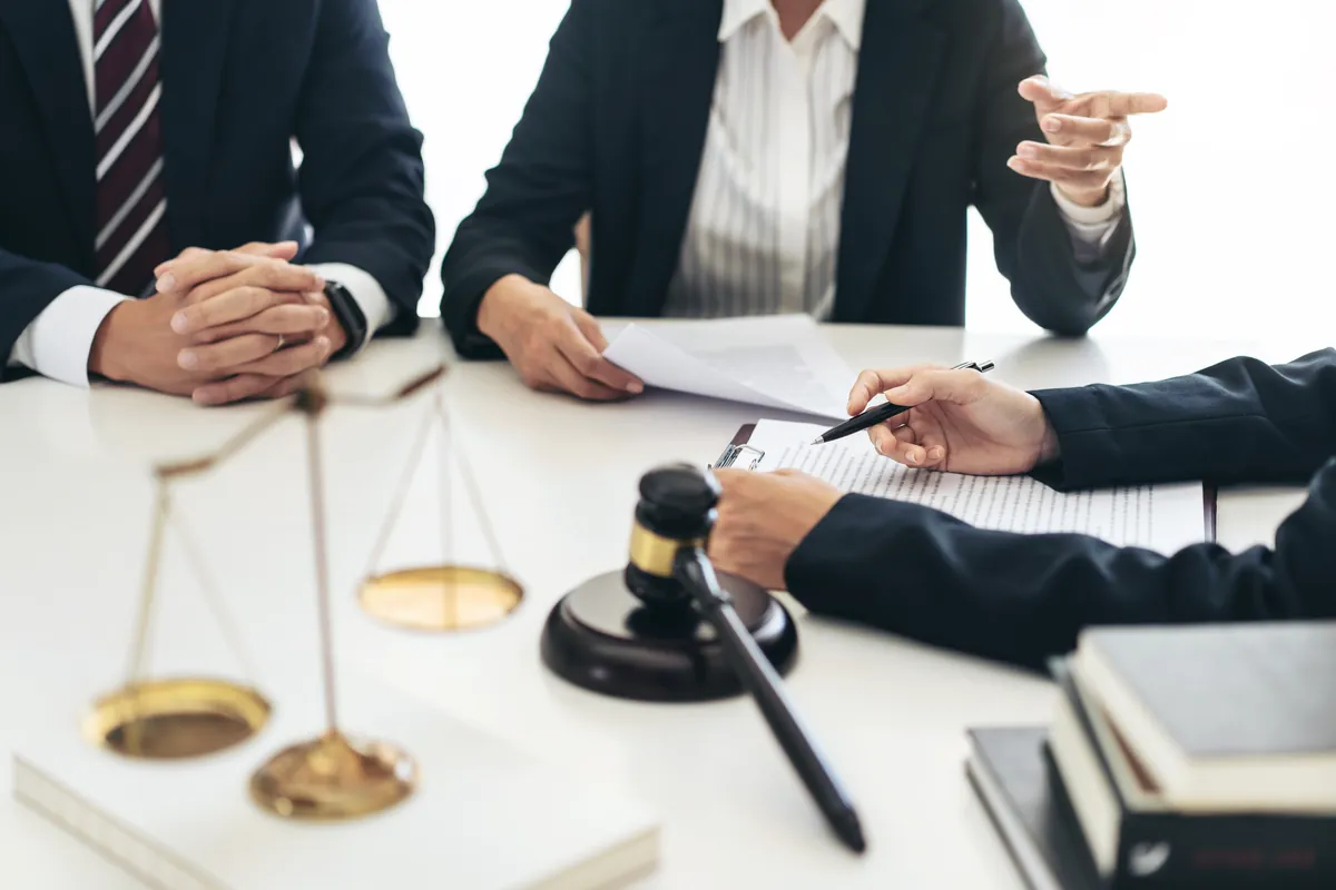 Profesionales trabajando sobre un caso en la oficina