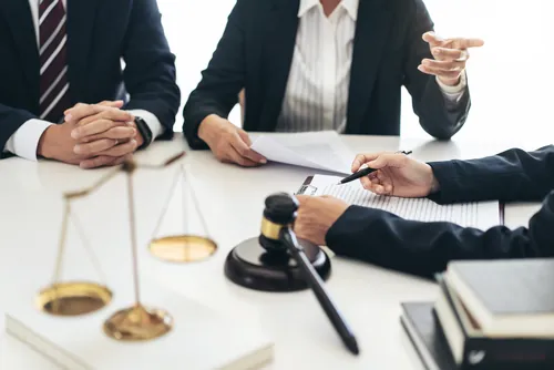 Profesionales trabajando sobre un caso en la oficina