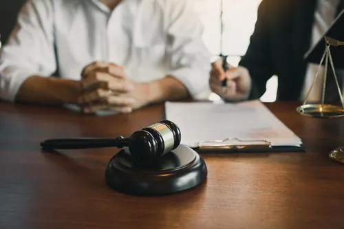 Trabajo conjunto sobre documentos con el mazo al lado