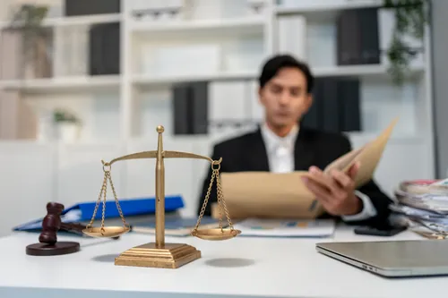 Profesional trabajando con documentos en la mesa de la oficina