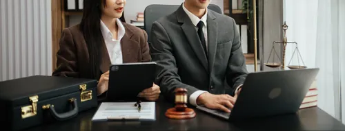 Dos profesionales trabajando juntos en una oficina de trabajo