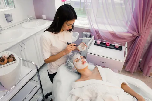 Aplicación de una mascarilla facial en el entorno del spa