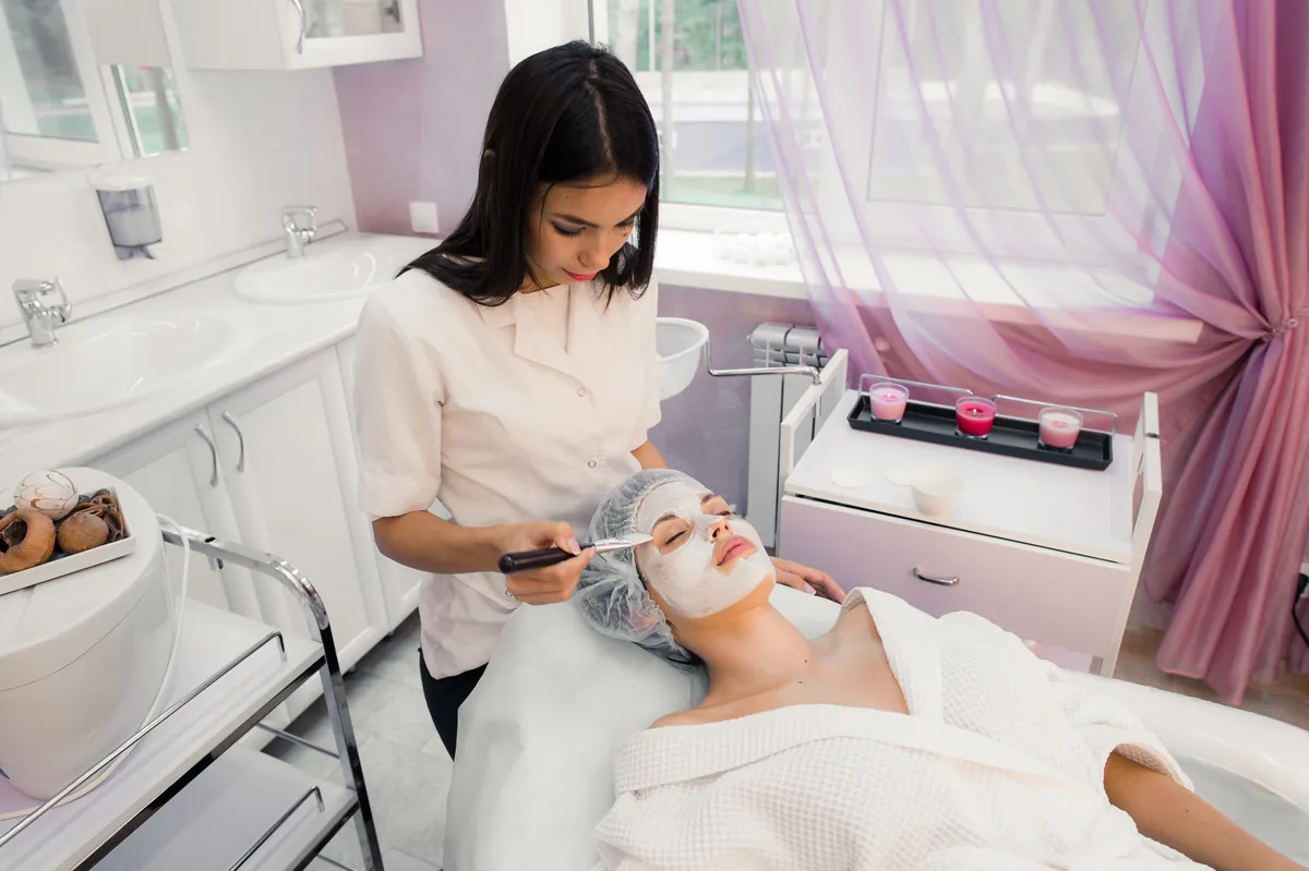 Tratamiento facial en el centro con la profesional al lado