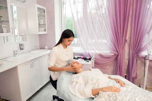 Tratamiento facial realizado en la cabina de una clínica