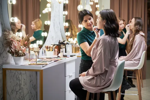 Varias maquilladoras trabajando a la vez sobre sus clientas
