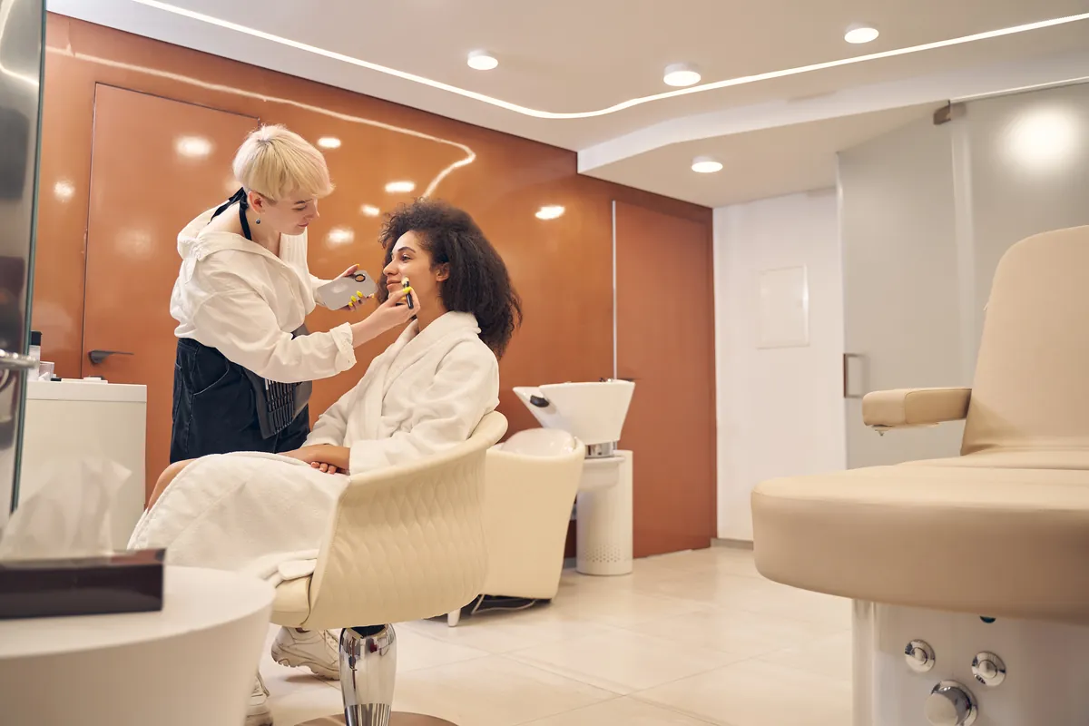 Clienta maquillada por una profesional en el centro de estética