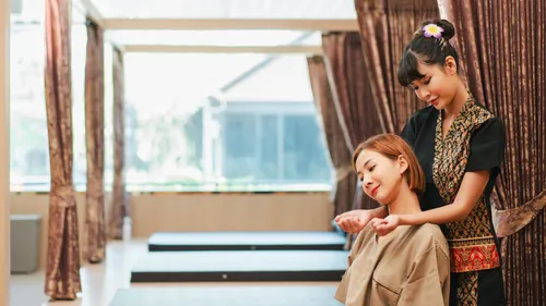 Masaje de cuello para aliviar tensión en el spa