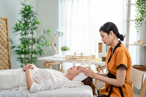 Masaje facial realizado en un entorno de spa doméstico