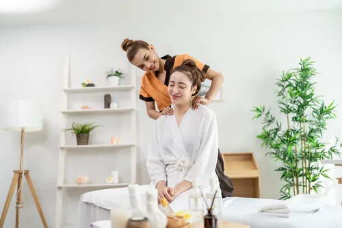 Masaje de hombros en un spa de ambiente relajado