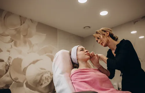 Aplicación de relleno de labios en una cabina de tratamiento